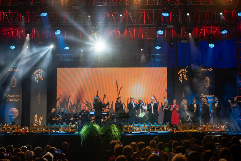 Druga večer festivala „Zlatne žice Slavonije Požega 2023.“ donijela je veliku Retrospektivu pjesama požeškog festivala 